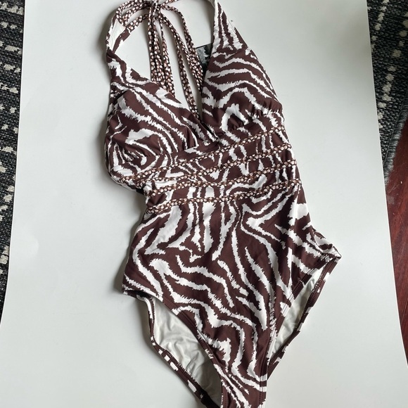 La Blanca Fierce Lines Multi-Strap Cross-Back One Piece 4 Brown and White NWT - Picture 5 of 8